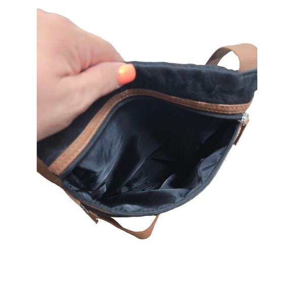 Stone Mountain Multi Pocket Black/Tan Cross-body Purse - Picture 5 of 6